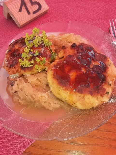 Kaaspressknödel mit Sauerkraut...hmm...