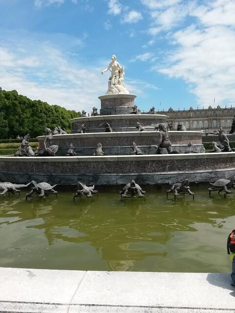 Einer der zahlreichen Brunnen vor dem Schloss