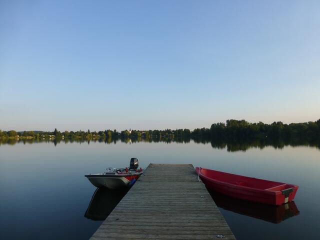 Die beiden Motorrettungsboote der DLRG-Ortsgruppe Butzbach am Steg der Wachstation am Inheidener See