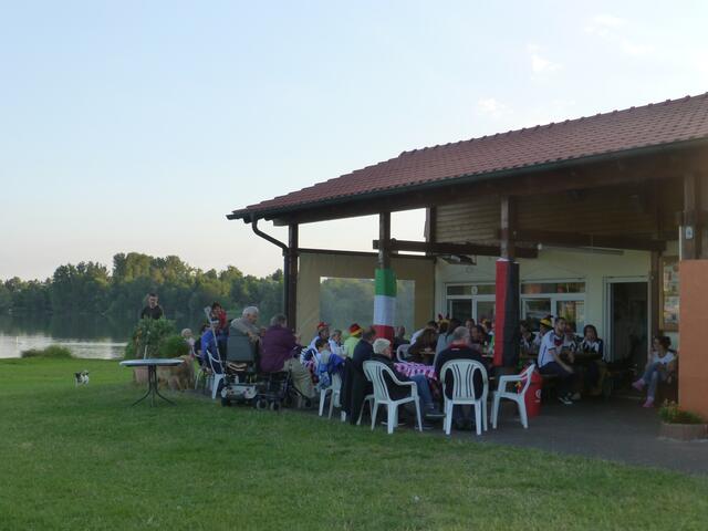 In der kleinen Pizzeria neben der DLRG-Station gab es auch die Möglichkeit zum Public Viewing