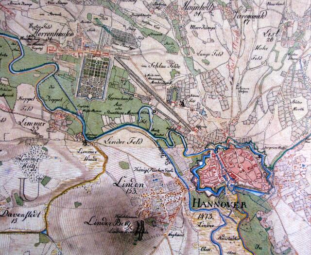 Wie Hannover wohl auch schon zurzeit von Ernst August, Sophie und Leibniz ausgesehen hat, zeigt eine Karte der Kurhannoverschen Landesaufnahme. Von zwei Offizieren des Ingenieurcorps wurde das Land 1764 bis 1784 vermessen und kartografiert. (Es lohnt sich die Karte von Hannover und Umgebung zu kaufen. Hochinteressant!, und auf festem Pergament ein Schmuckstück. Dieses ist nur ein kleiner Ausschnitt.)