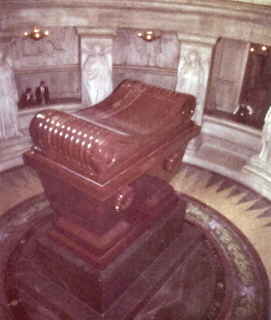 Doch mit der Schlacht von Waterloo wurde Napoleons Spuk ein Ende gesetzt. Hier sein Grab mit dem Sarkophag im Invalidendom von Paris. Die Grenzen wurden danach in Europa neu geordnet, und das Kurfürstentum Hannover stieg zum Königreich auf.