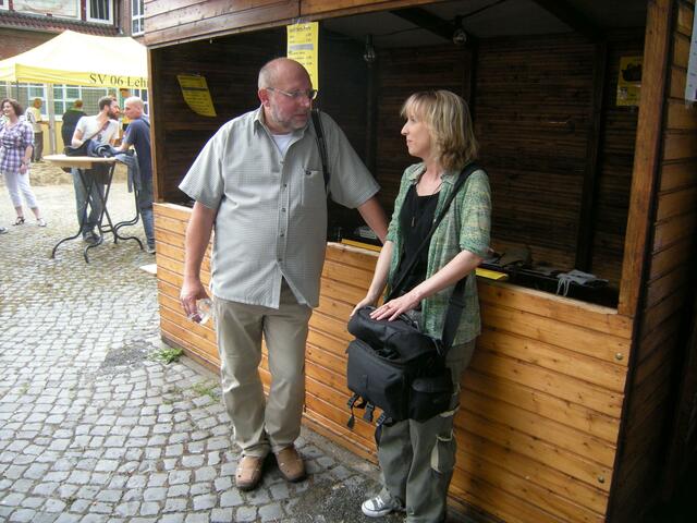 Moderator Udo Gallowsky (Stadtmarketing)  im Gespräch mit Frau Eggers vom "Anzeiger".