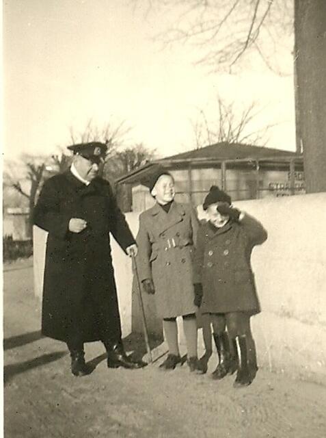 Mit meinem Bruder und meinem Großonkel in den Fünfzigerjahren auf der Laboer Strandpromenade.