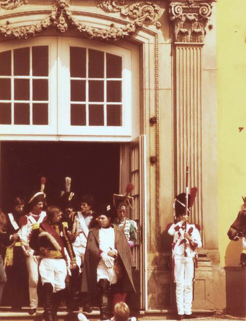 Ein kleiner Mann hatte nämlich inzwischen als Diktator Berühmtheit erlangt. Napoleon war es, der Europa mit Krieg überzog. (Dreharbeiten für einen Film über Napoleon in den Siebzigerjahren in Herrenhausen.)