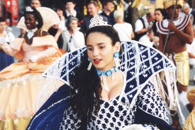 Um irgendewann dem Kurfürstentum die teuren Reisen zu ersparen, ließ er in Hannover 1698 am Leineschloss ein Opernhaus mit immerhin fünf Rängen errichten, das größte Europas. So wurden nun in der Residenz rauschende Karnevalsfeste mit viel Pomp und Prunk gefeiert, wie es zur Barockzeit dazugehörte und wie es von einer Residenz erwartet wurde. Schließlich musste sie repräsentieren.