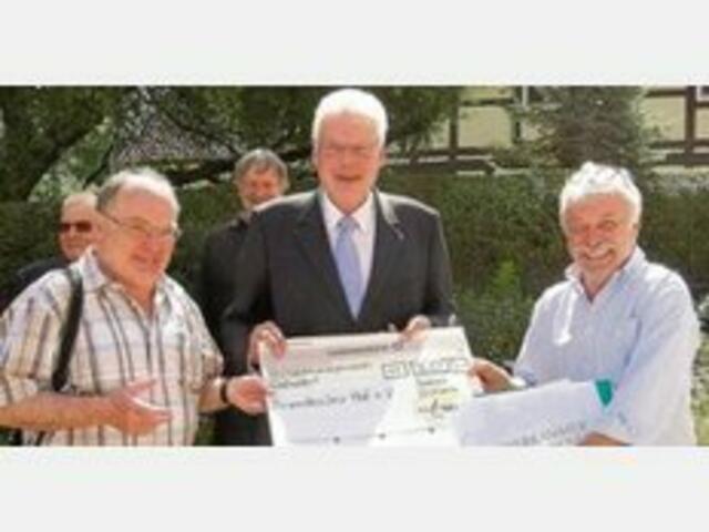 Brunottescher Hof- 1 Mio. Euro Steuer/Gemeinschafts-geld für eine Bauernhaus-Ruine! Detlev Kroschel (rechts), erster Vorsitzender des Vereins „Brunottescher Hof“, und sein Vorgänger Dieter Helwes (links) übernehmen den vom Klosterkammer-Präsidenten Hans-Christian Biallas überreichten Scheck in Höhe von  96500 Eu..Mitverantwortlich: Dieter Helwes, Detlev Kroschel, Erwin Stadlbauer, Klaus Krumfuß, Werner Achilles,  Hartmut Leske, Sabine Zimmermann, Dr. Dietrich Thielke, Otto Almstatt!_Ein Dorfladen fehlt! | Foto: LDZ
