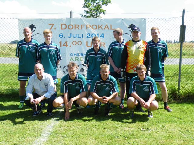 7. Oberdorfteam mit "Gastarbeitern" - ääh - Aushilfsspielern aus dem Unterdorf; sowie dem Organisator Willi Lansink (vorne links)