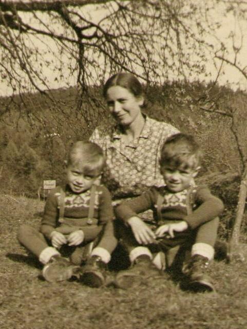 Mutter mit ihren Zwillingen