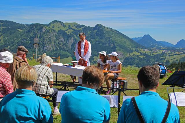 Pfarrer Singer mit  Ministranten | Foto: Wendelin Stephan