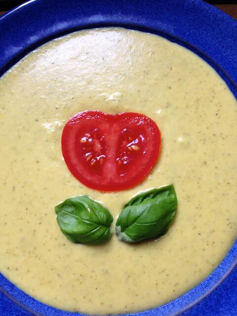 Fertig. In tiefen Tellern mit etwas essbarer Deko servieren. Guten Appetit! :-)