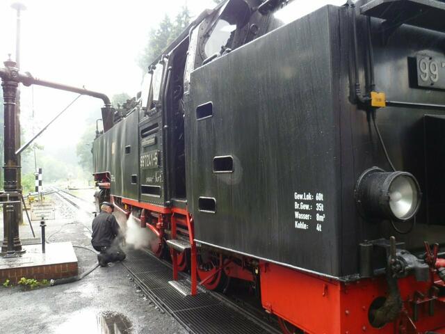 Die Dampflok kann zwar 8 m³ Wasser aufnehmen, muss aber vor der Weiterfahrt zum Brocken neues Wasser „tanken“.