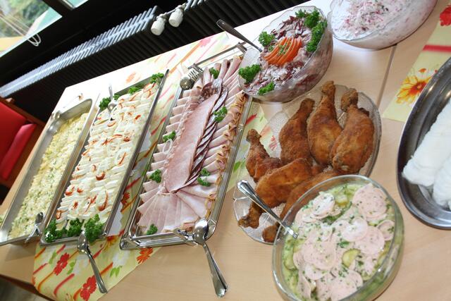 ...Sonnenwendfeier, bayerisches Brotzeitbuffet...