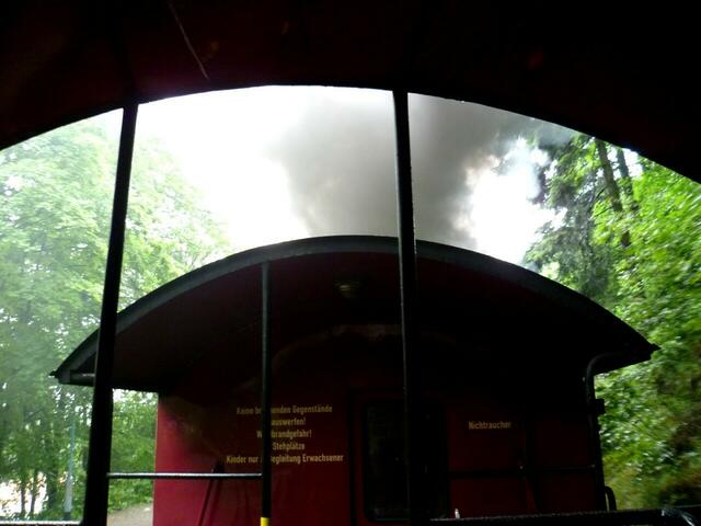 Der Fotograf steht auf dem Perron. Ein Perron ist so etwas Ähnliches wie ein Balkon an der Stirnseite eines Eisenbahnwagens. Dort kann man sich während der Fahrt im Freien aufhalten und im Bahnhof ein- und aussteigen.