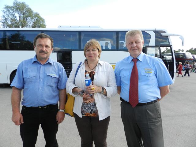 Unsere Reiseleiterin und Busfahrer, re.