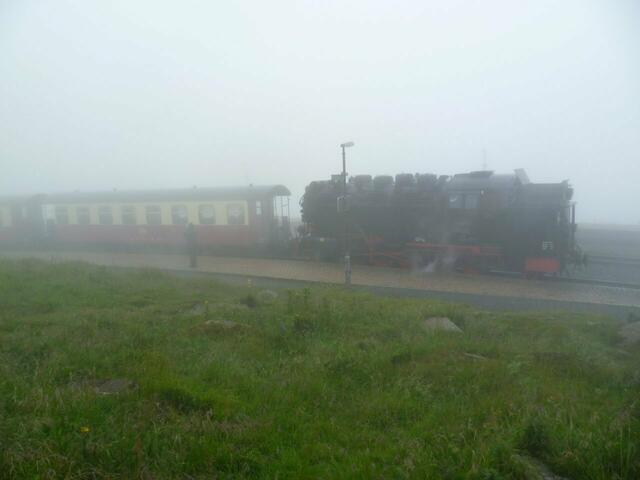 Der Zug steht zur Abfahrt im Nebel bereit. Betriebsnummer: 99 222, Bezeichnung: Einheitslokomotive, Leistung: 750 PS, Baujahr	1931.