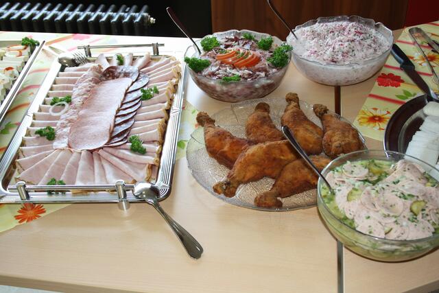 ...Sonnenwendfeier, bayerisches Brotzeitbuffet...