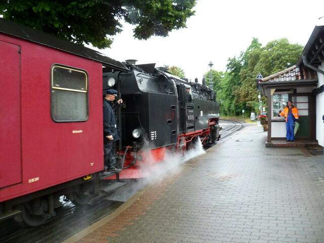 Der Zug zum Brocken steht abfahrbereit am Bahnhof Westerntor. Dampflokomotive Betriebsnummer: 99 7241 – 5, Bezeichnung: Neubaulokomotive, Leistung: 700 PS, Baujahr: 1955.