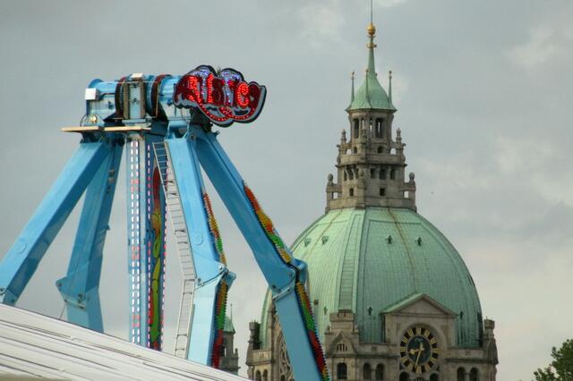 Meine Güte. Das Karussell im Hintergrund ist ja aufwändig gebaut.