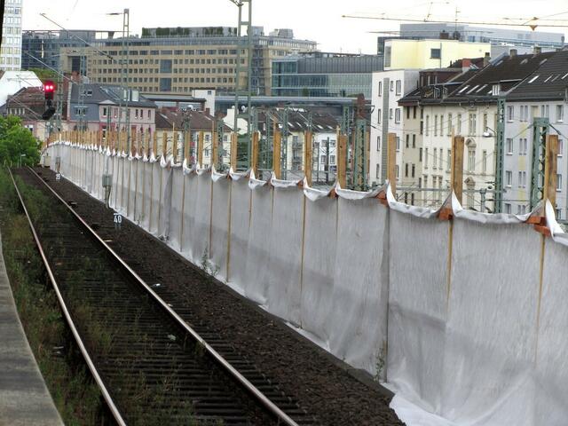 Ein Schutzzaun soll vor bei den Bauarbeiten aufgewirbelten Steinen und Staub schützen.