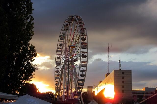 Es dämmert - da brennt die Luft auf dem Platz.
