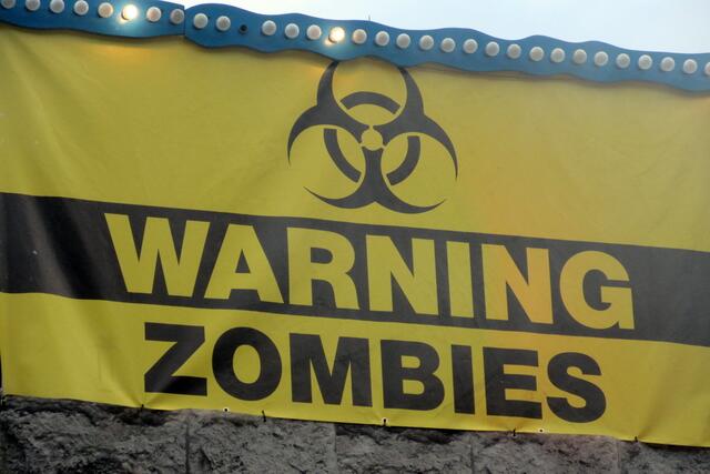 Stimmt. Je später der Abend, desto mehr Zombies auf dem Platz :-)
