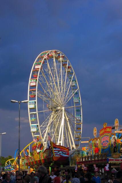 Das imposante Riesenrad ist immer zu sehen.