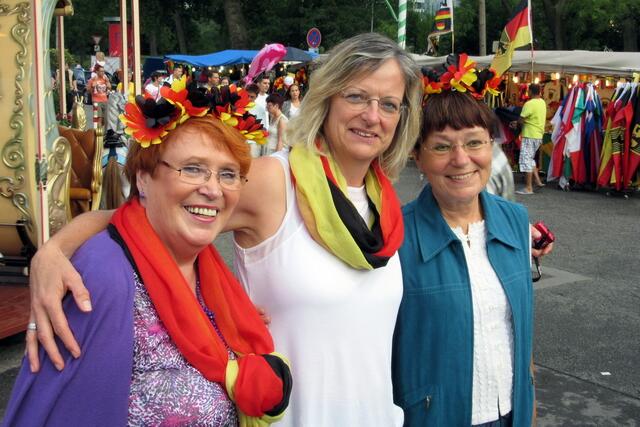 Die Damen haben auch gleich mal die Schwarz-Rot-Goldenen Verzierungen montiert :-)