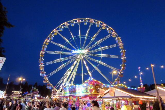 Es leuchtet in alle Richtungen.