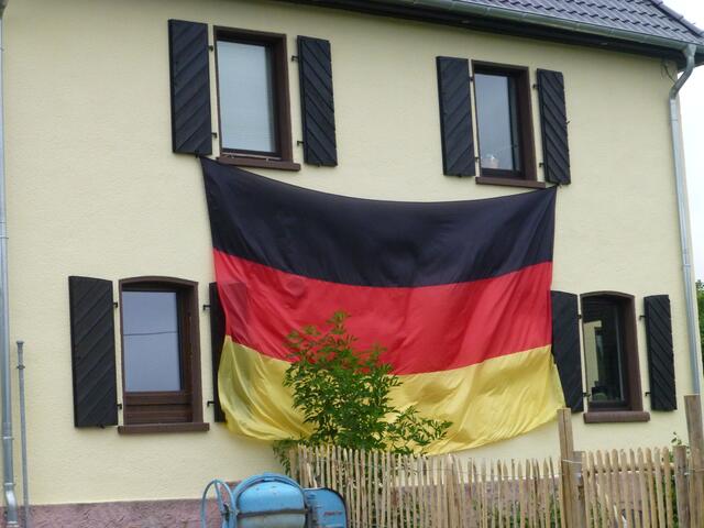 Eine "Monsterflagge" in schwarz-rot-gold