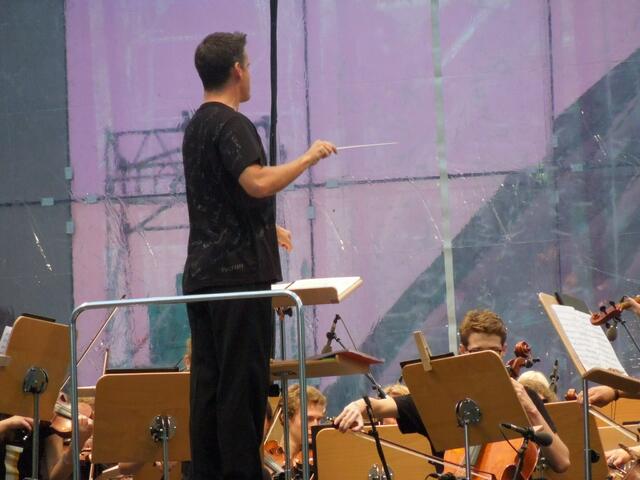 Philippe Jordan dirigiert das Jugendorchester.