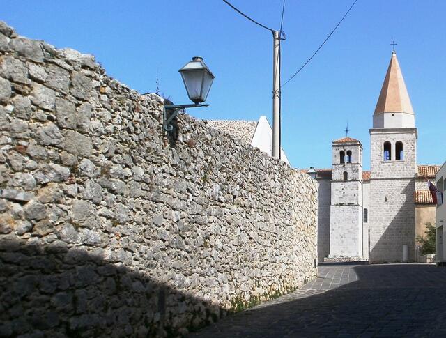 Immer wieder habe ich es mir vorgenommen und heute gehen wir den Berg hinauf durch die kleinen Gässchen in den Klosterbezirk von Krk.