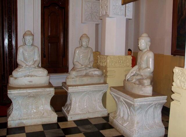 Vor lauter Buddhas weiss man nicht, wo man hintreten soll, denn man darf keinem den Rücken zuwenden.