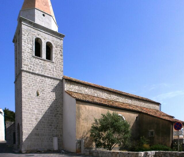 Wir kommen als erstes dort oben an die romanische Kirche Sankt Michael aus dem 13. Jahrhundert. Früher gehörte sie zu einer Benediktinerabtei.