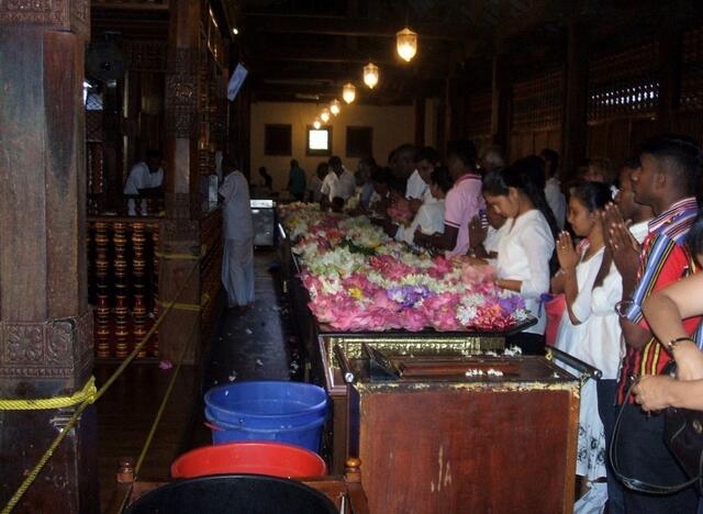 Im Tempel werden die Blüten abgelegt. Ein Riesengeschäft
