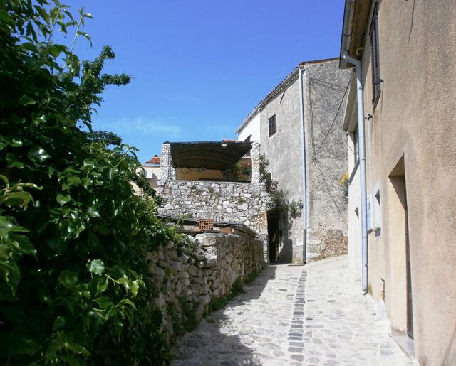 Immer wieder habe ich es mir vorgenommen und heute gehen wir den Berg hinauf durch die kleinen Gässchen in den Klosterbezirk von Krk.