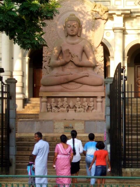 Buddha Statue am Eingang