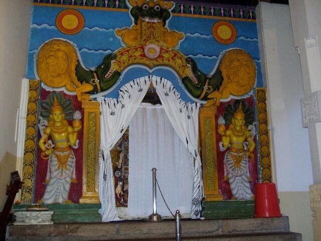 Farbfrohe Deko im Tempel