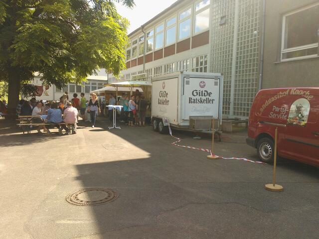 02)31028 Gronau, Leintor 13: "Dr. Georg Sauerwein Realschule":  "Time to say good by!"  Schulschlußfest 12.07.14 . Bis auf wenige Umzugskartons ist der Übergang zur KGS in der Bahnhofstraße geschafft. Ein bißchen Wehmut der Ehemaligen ist offensichtlich! Ein alter Herr aus dem Gründungsjahrgang war auch anwesend.  http://www.georg-sauerwein-realschule.de/ _ _ http://www.myheimat.de/gronau-leine/kultur/realschule-georg-sauerwein-31028-gronau_wir-schuelerinnen-des-abgangs-1957_a-d2620812.html