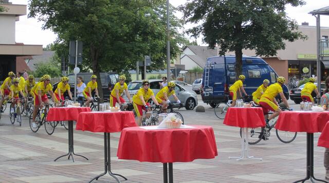 120 Radler treffen ein