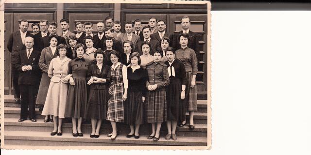 29) 31028Gronau: Georg Sauerwein Realschule, Haupteingang. Die Treppenstufen waren für Generationen der ideale Fotostandort. Hier die Abgangsklasse 1957 A .