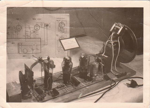 15)Schulabschluß/Jahresarbeit von Walter Deppe: Offenes Modell der Radioentwicklungsgeschichte vom Kristall-Detektor Empfänger für Kopfhörer bis zur Röhrenverstärker-Lautsprecherwiedergabe. Von 1957 bis ca. 2012 in der Schule anzuschauen.
