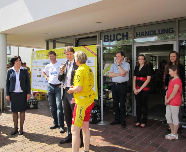 Bürgermeister Michael Higl begrüßt die Radler