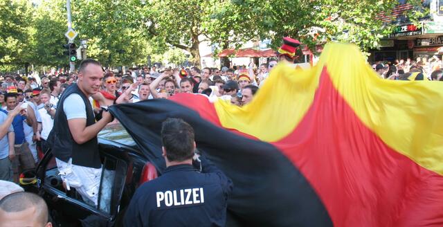 Schwarz-rot-gold sind unsere Farben.