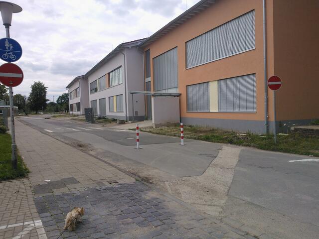 09)31028Gronau:Gegenüber der ehemaligen Grundschule der neue Techniktrakt der KGS mit gymnasialem Zweig. _ http://www.kgs-gronau.de/