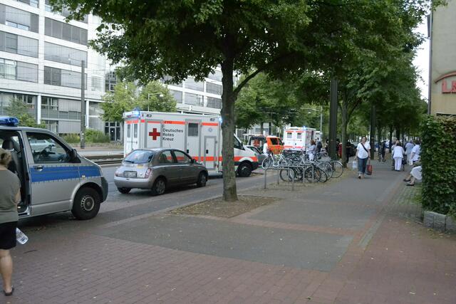 Ein Notarzt und die Besatzung von zwei Rettungswagen versorgten den verletzten Motorradfahrer und einen Schockpatienten