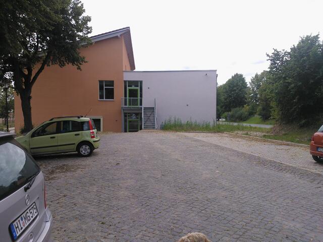 10)31028Gronau:Gegenüber der ehemaligen Grundschule der neue Techniktrakt der KGS mit gymnasialem Zweig. Seitenansicht. Hier existierte der Bahnhof der Linie Salzdetfurth-Elze.