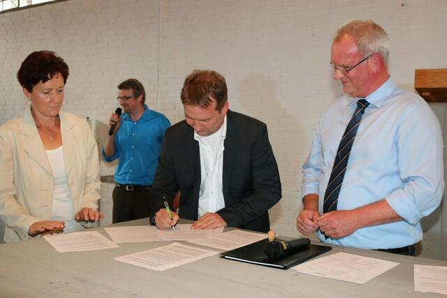 Unterzeichung des Mietvertrages für die Herrenwaldkirche mit Sabine Glöde (Vorsitzende des Kirchenvorstandes, Thorsten Riewesell (Jumpers) und Pfarrer Thomas Peters (10.07.2014) | Foto: Leif-Erik Zaschke