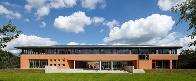 04)31028Gronau, Lindenallee 2, Grundschule am Wildfang : Damit die KGS, mit Übernahme der Georg Sauerwein Realschule, in der bisherigen Grundschule entstehen konnte, mußte eine neue Grundschule gebaut werden. Das war sowieso sinnvoll, weil viele kleine Dorfschulen durch Bevölkerungsschwund im Nahbereich sich nicht mehr rechneten. _ http://gs-gronau.de/ | Foto: Gronau