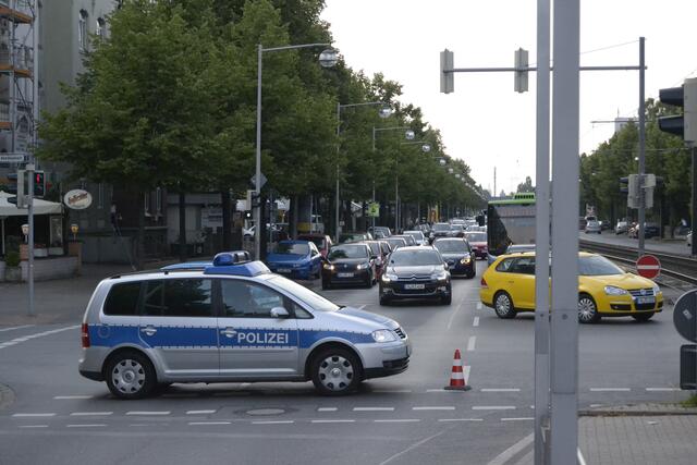 Stau im Feierabendverkehr - der Verkehr wird örtlich umgeleitet